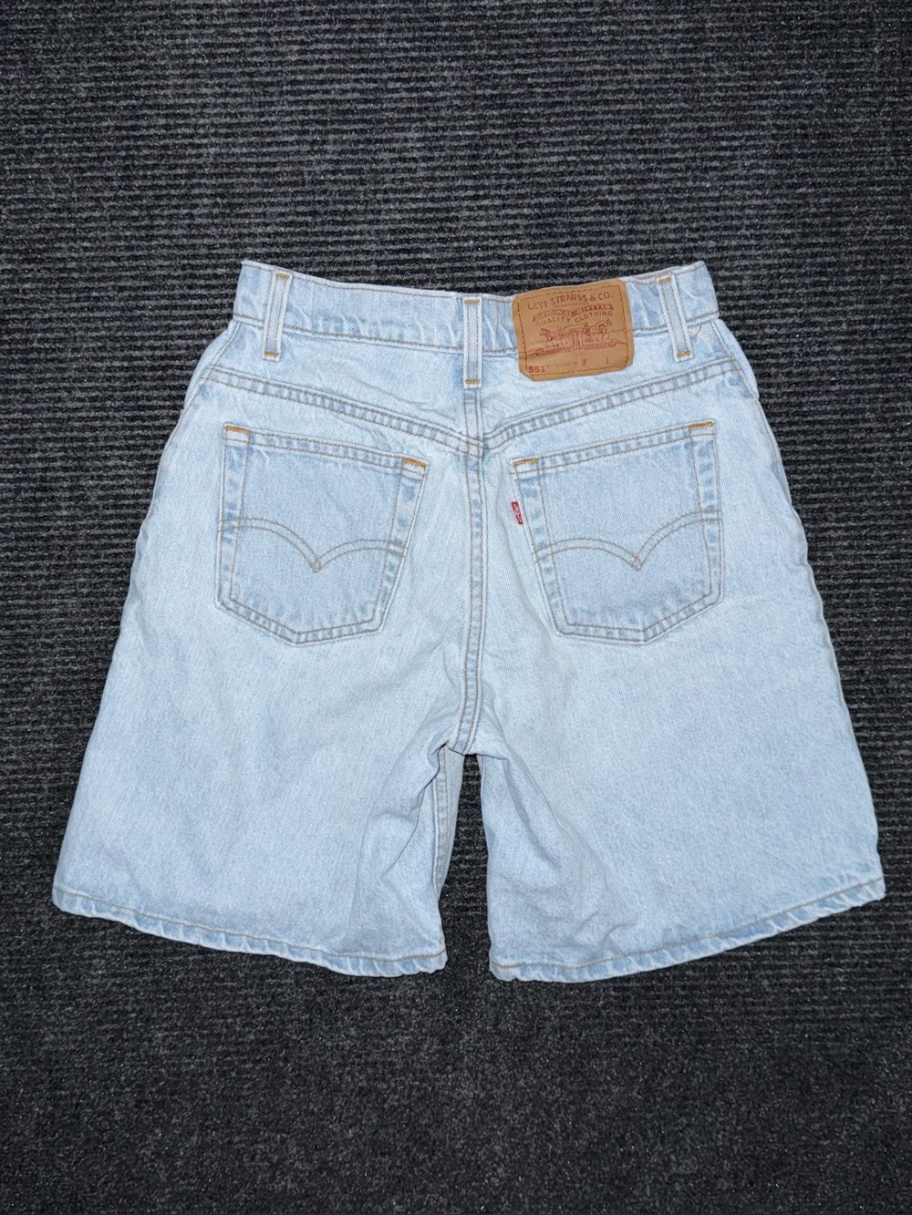 Vintage 90s Levi’s 551 Relaxed Fit Denim Mid Thigh Shorts Sz 6 / 26 USA Made EUC